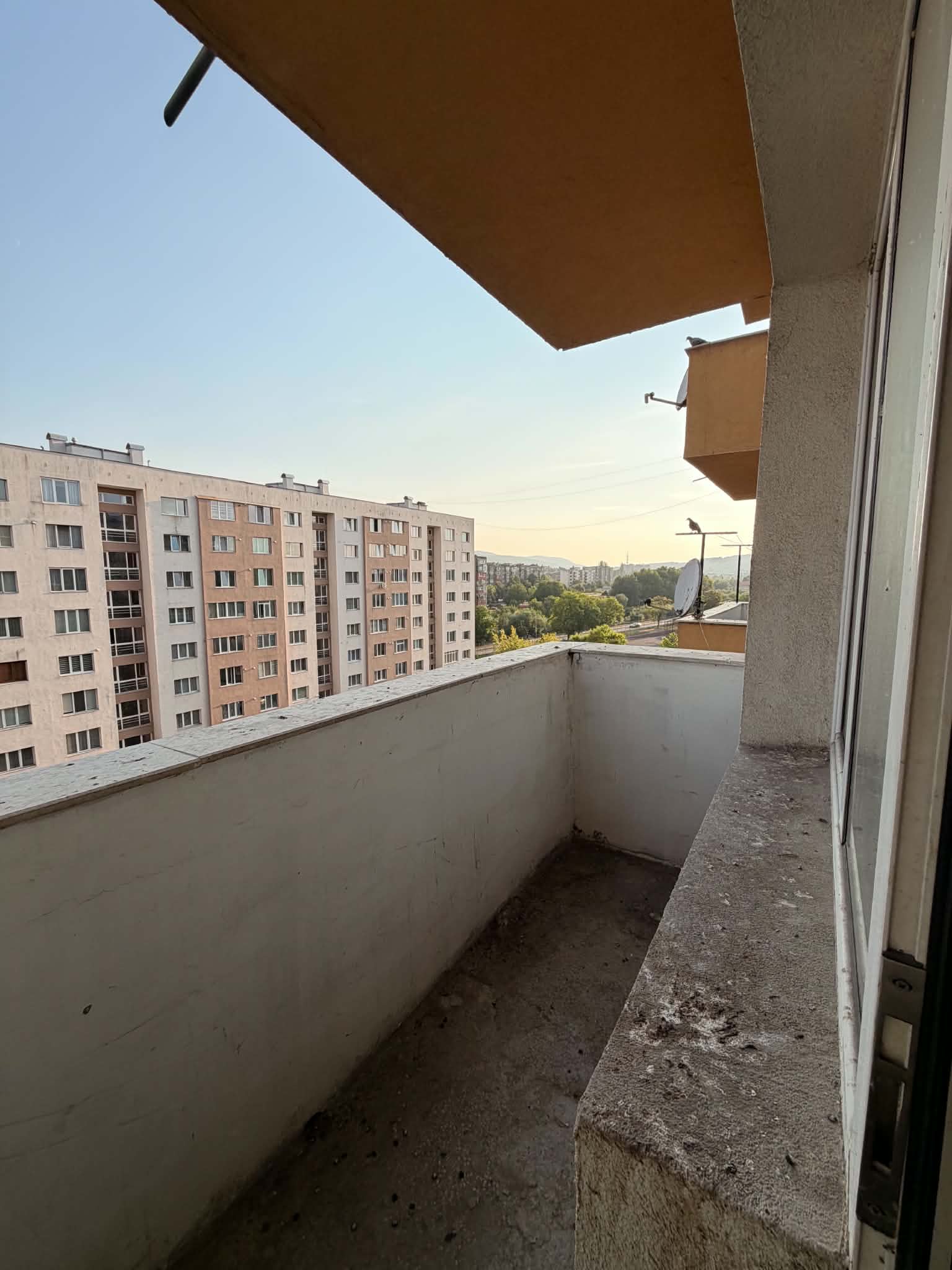 Разчистен балкон в кв. Тева, Перник — DB-Clean