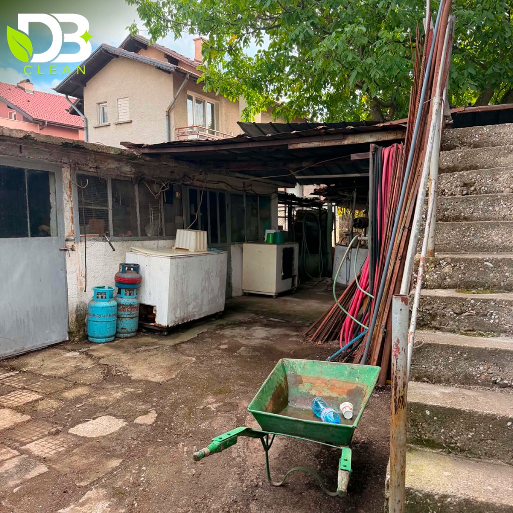 Стара барака и двор преди разчистване — DB-Clean
